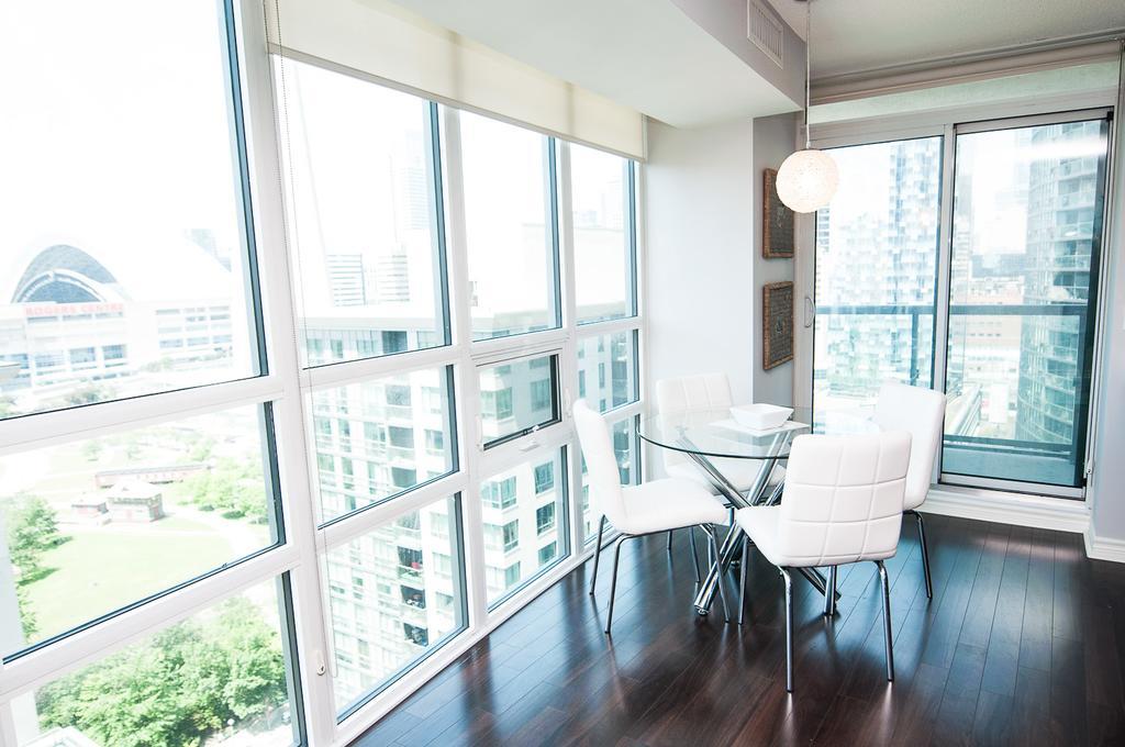 טורונטו Napa Furnished Suites At Cn Tower & Maple Leaf Square מראה חיצוני תמונה