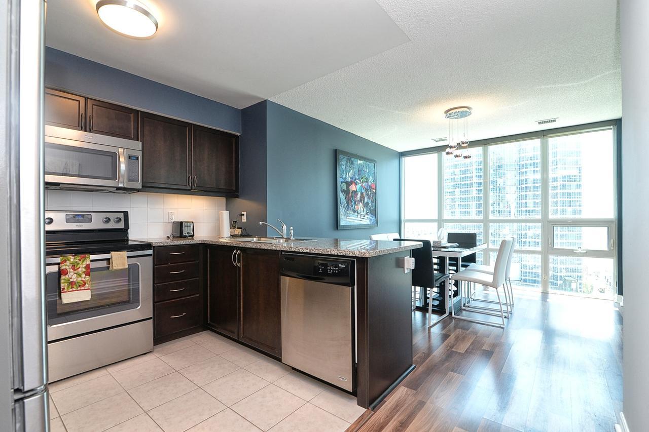 טורונטו Napa Furnished Suites At Cn Tower & Maple Leaf Square מראה חיצוני תמונה