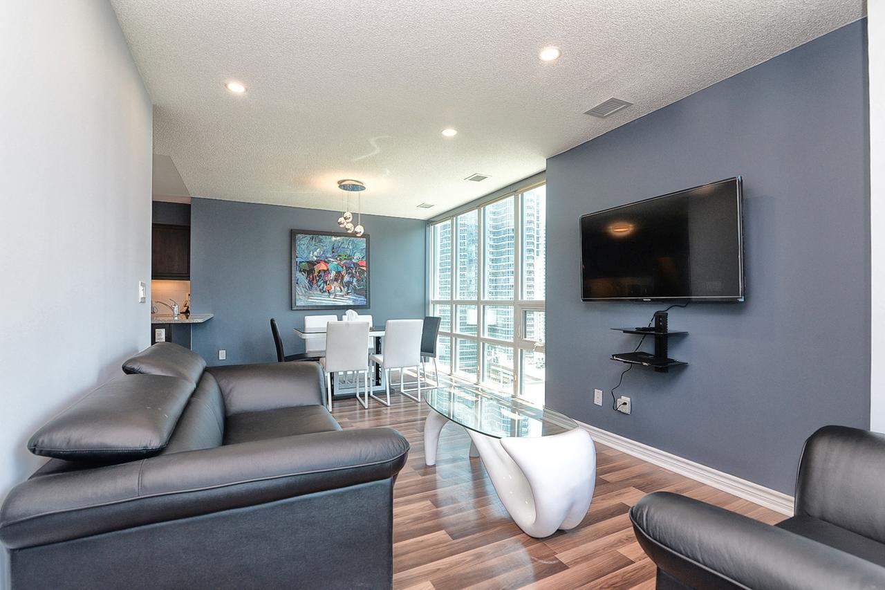 טורונטו Napa Furnished Suites At Cn Tower & Maple Leaf Square מראה חיצוני תמונה