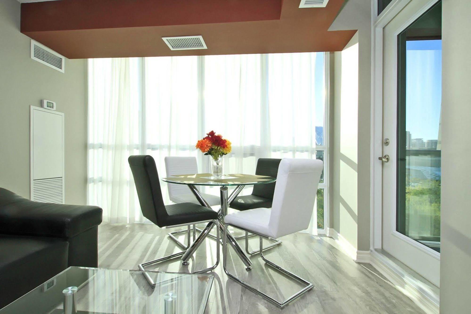 טורונטו Napa Furnished Suites At Cn Tower & Maple Leaf Square מראה חיצוני תמונה
