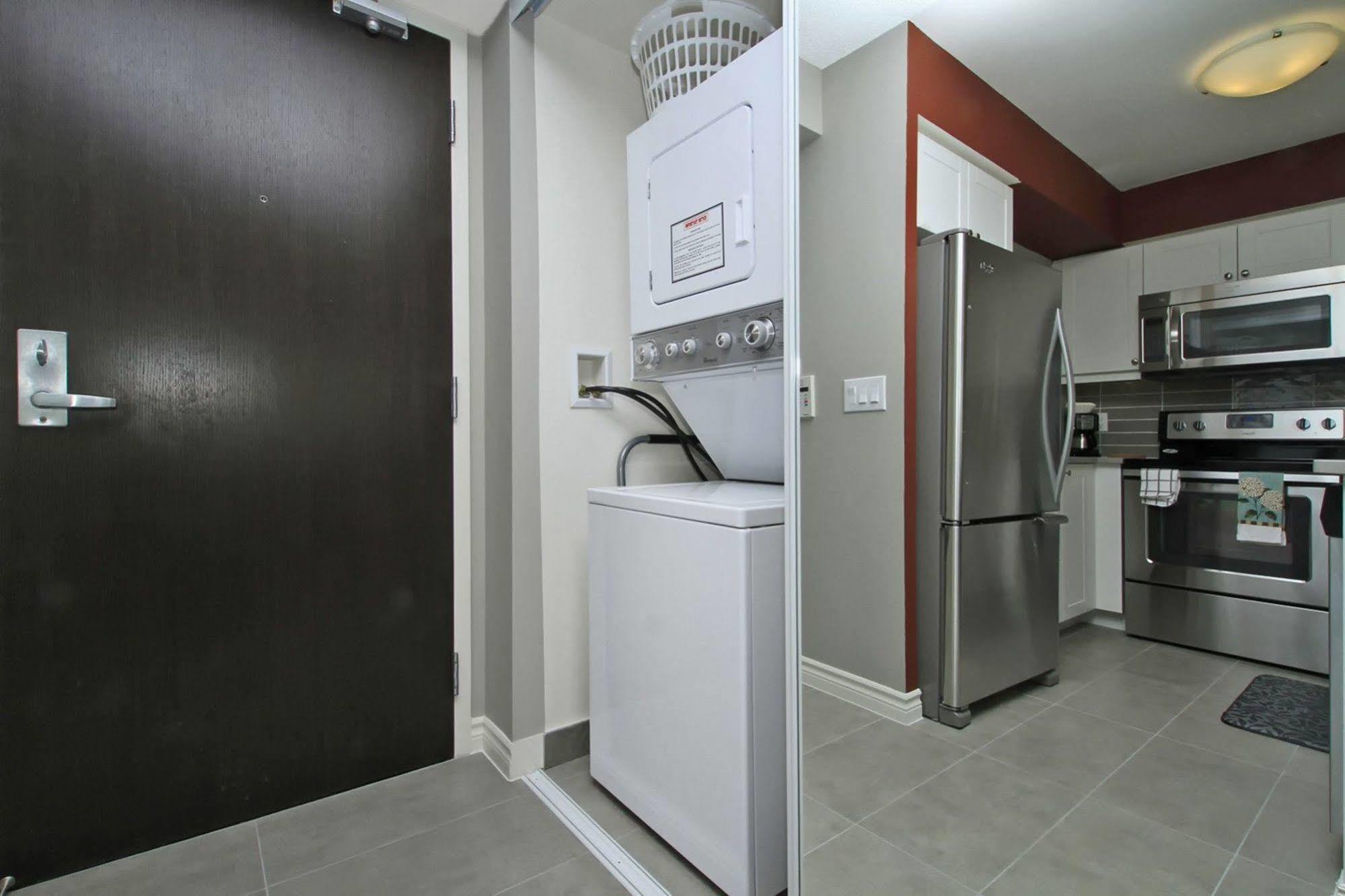 טורונטו Napa Furnished Suites At Cn Tower & Maple Leaf Square מראה חיצוני תמונה