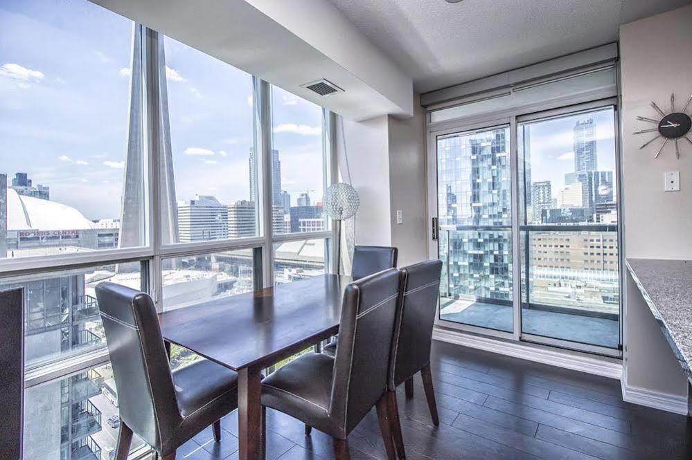 טורונטו Napa Furnished Suites At Cn Tower & Maple Leaf Square מראה חיצוני תמונה